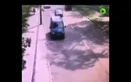 سقوط درخت غول پیکر روی خودروی در حال حرکت در سن پترزبورگ روسیه