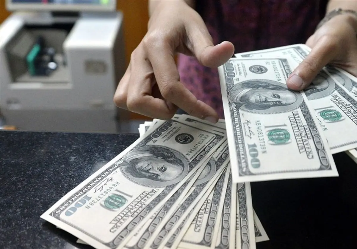 گزارش جدید از بازار ارز| دلار آزاد زیر قیمت دلار دولتی؛ مشتری نیست