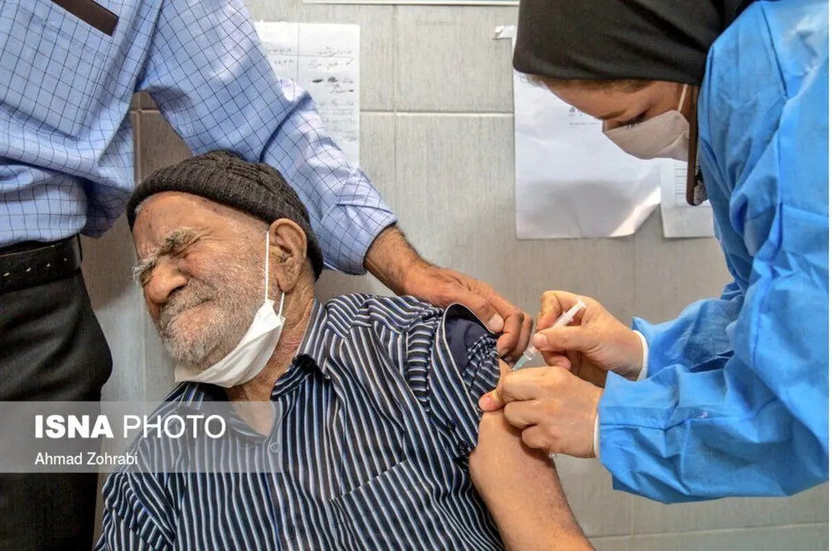 انتشار تصویر یک پرستار در حال صحبت با موبایل هنگام تزریق واکسن کرونا، در شبکه های اجتماعی بازتاب داشت.