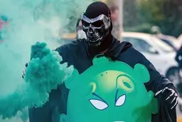 هیولای کرونا در پشت چراغ‌های راهنمایی رانندگی اصفهان 