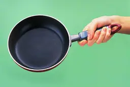  نچسب کردن تابه‌های معمولی در خانه | ترفند ساده‌ای که هرگز نمی‌دانستید+ویدئو 