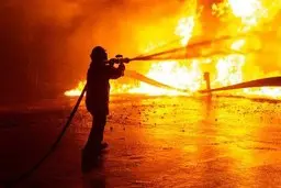 مهار آتش سوزی لوله گاز در جنوب تهران +ویدئو