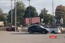 لحظات اضطراب آور خاموش شدن تریلی روی ریل قطار!+ویدئو 