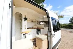 کمپر ون برای همه؟ راهنمای سفر کم‌هزینه با خانه‌ای روی چرخ‌ها
