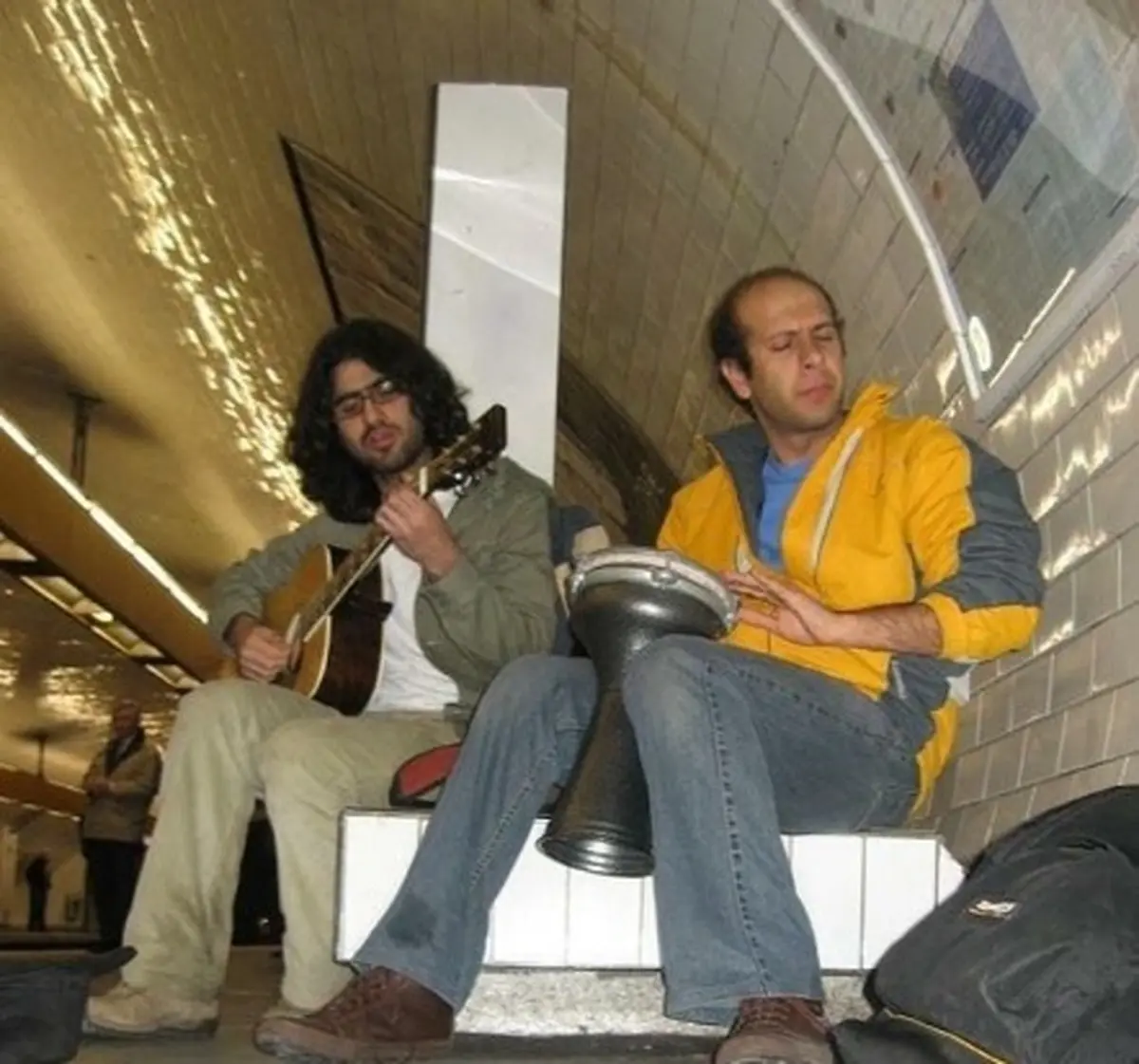 تصویر تاثربرانگیز نوازندگی بازیگر ایرانی در متروی پاریس