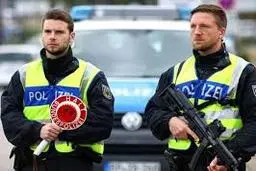 درگیری عجیب پلیس با دزد سیگار | ویدئوی وایرال از دستگیری خشن توسط پلیس آلمانی +ویدئو