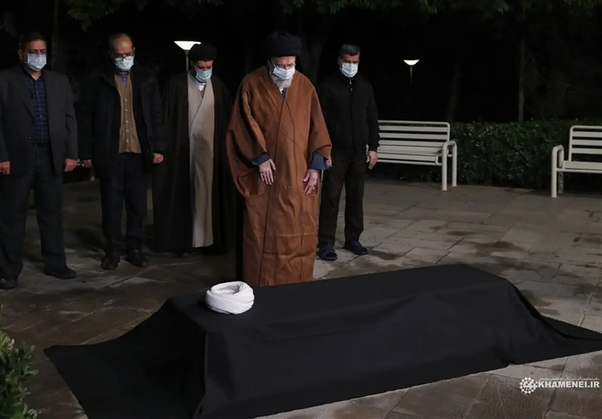 اقامه نماز رهبر معظم انقلاب بر پیکر آیت‌الله مصباح یزدی