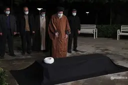  اقامه نماز رهبر معظم انقلاب بر پیکر آیت‌الله مصباح یزدی