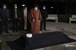  اقامه نماز رهبر معظم انقلاب بر پیکر آیت‌الله مصباح یزدی