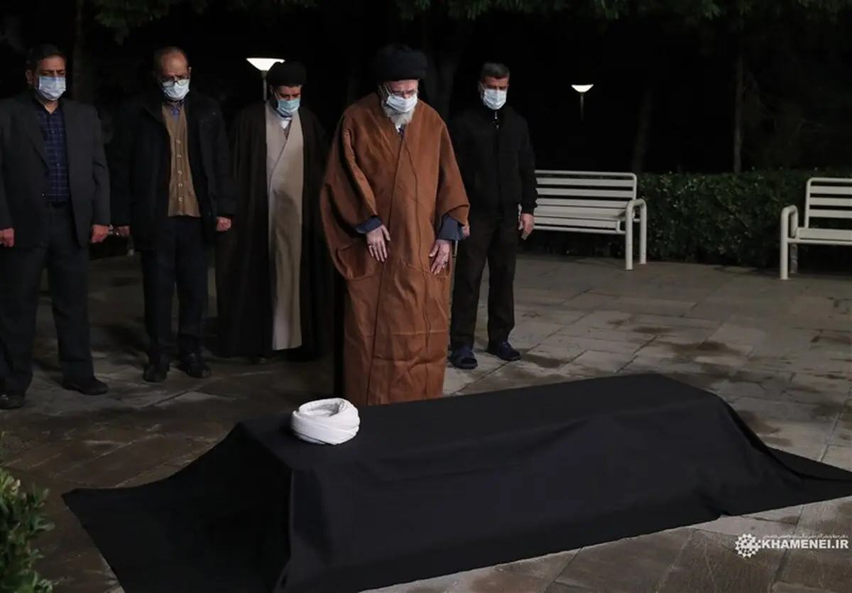  اقامه نماز رهبر معظم انقلاب بر پیکر آیت‌الله مصباح یزدی