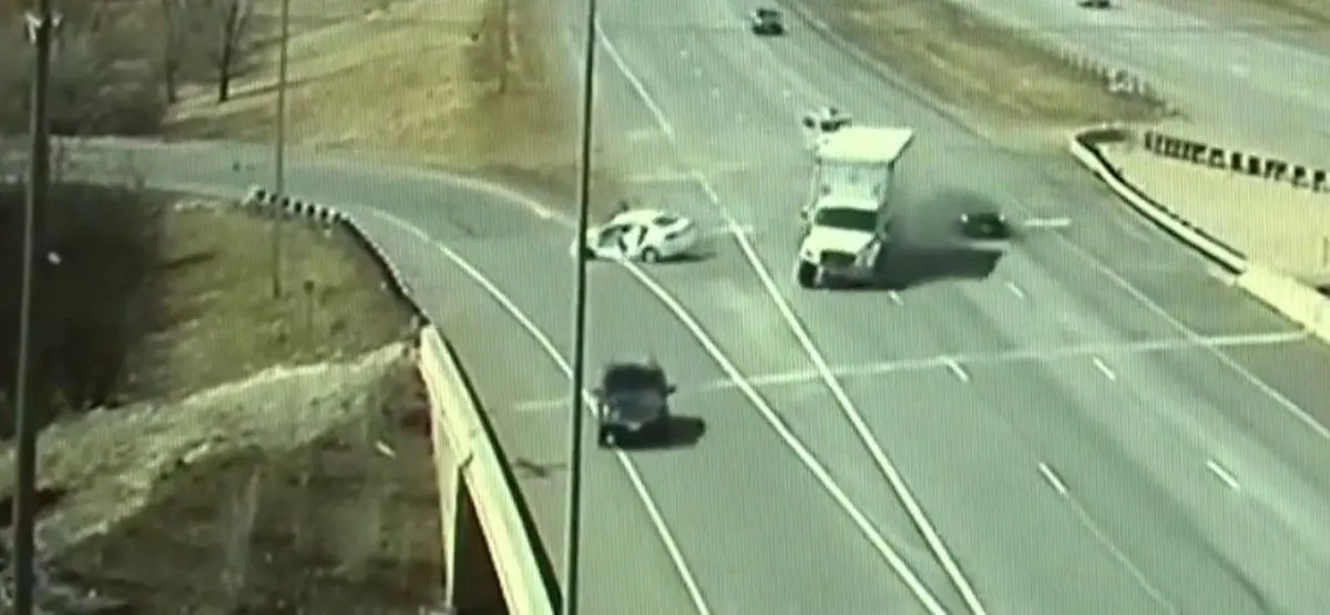لحظه تصادف سنگین خودروی سواری با کامیون+ویدئو 