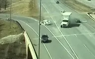 لحظه تصادف سنگین خودروی سواری با کامیون+ویدئو 