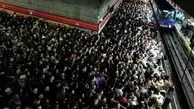 سرازیر شدن جمعیتی از بانوان در واگن مترو!+ویدئو