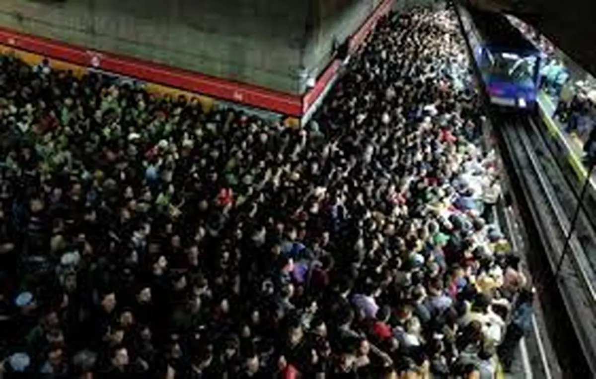 سرازیر شدن جمعیتی از بانوان در واگن مترو!+ویدئو