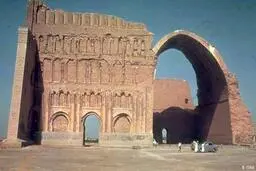 
کدام بنیاد نجات طاق کسری را برعهده گرفت؟
