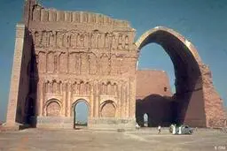 
کدام بنیاد نجات طاق کسری را برعهده گرفت؟
