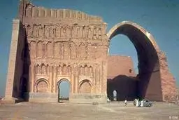 
کدام بنیاد نجات طاق کسری را برعهده گرفت؟
